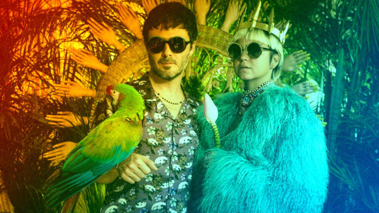 BOMBA ESTEREO: Los colombianos contagian con su aventurada combinación de música electrónica, rock, hip-hop, reggae, música caribeña, cumbia y champeta. La Banda Elastica