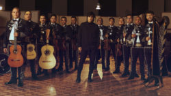 Siddhartha presenta una serenata ranchera. La Banda Elástica