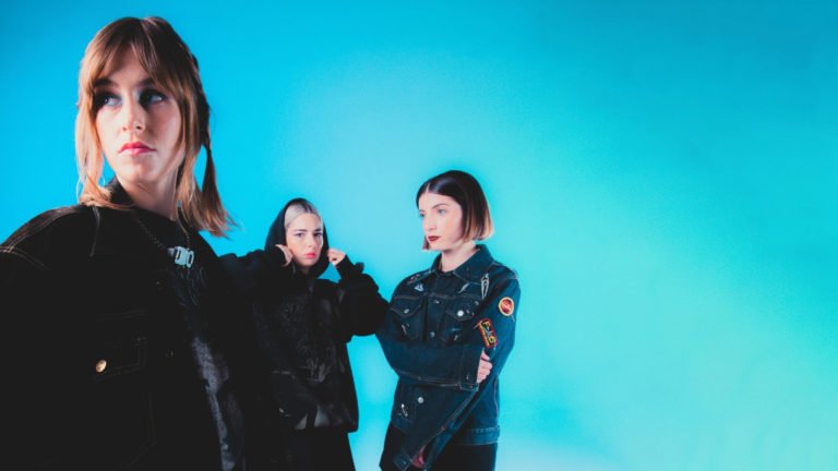 Cariño, El trío madrileño que va del pop geek y colorido a la rabia del punk. La Banda Elástica