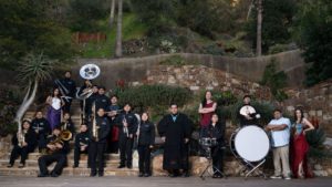 Grupo de artistas talentosos reunidos en un escenario vibrante.